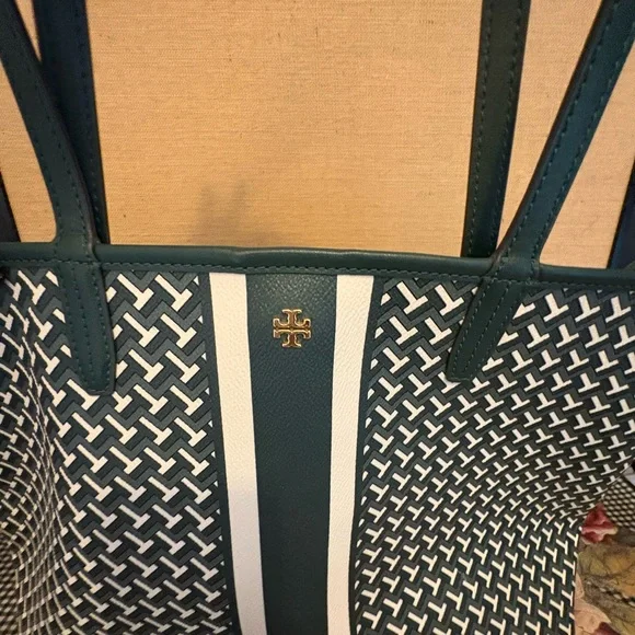 Tory Burch Green and White Patterned Shoulder Bag - Picture 2 of 5